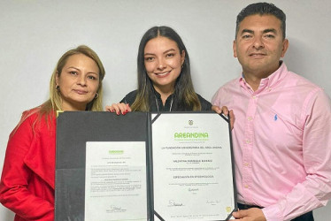 Valentina Manrique Ramírez, enfermera jefe, obtuvo su especialización en Epidemiología, otorgada por la Fundación Universitaria del Área Andina. Celebró el logro con sus padres Eduardo Andrés Manrique y Claudia Yaneth Ramírez Gallo.