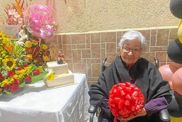 Ana María Soto, nacio el 23 de febrero de 1923 en Manizales. Sus familiares y amigos le celebraron sus 100 años de vida. Doña Ana María tiene una descendencia compuesta por 10 hijos, 26 nietos, 31 bisnietos y 7 tararanietos. Feliz Cumpleaños.