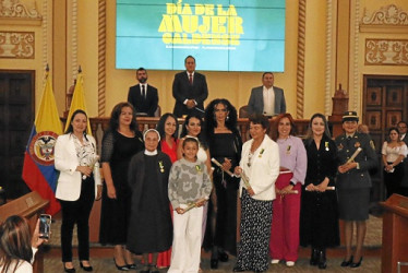 Fotos | Darío Augusto Cardona S | LA PATRIA Grupo de mujeres condecoradas por la Asamblea de Caldas en el dia Mundial de la Mujer: Luisa María Gallego Santa, médica veterinaria; Yarledy Ortiz Martínez, licenciada en educación y animalista; María Alfenesis López, coordinadora de la Red de Mujeres de Salamina; Maria Aurora Morales Morales, licenciada en educación; Ángela Gutiérrez Isaza, mujer emprendedora de la industria del café; Yesenia Sabrina Martín Escobar, comerciante de Neira; Beatriz Isaza de Ospina,