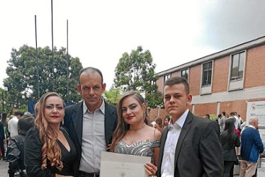 Foto | Cortesía | LA PATRIA Vivían Katherine Marín Aristizábal recibió el título como profesional en desarrollo familiar por parte de la Universidad de Caldas. Le acompañaron sus padres Blanca y Fernando; y su hermano Luis Fernando.