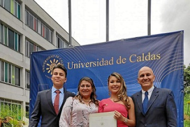 Foto | Cortesía | LA PATRIA Ana María Aristizábal Largo recibió el título de Abogada de la Universidad de Caldas.La acompañaron su hermano José Manuel, su mamá Edith Victoria, Rectora Instituto Neira, y el exalcalde de Manzanares Celio Aristizábal.