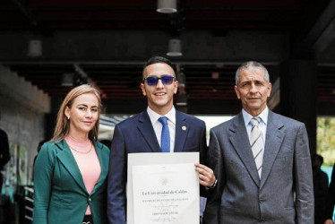 Foto | Cortesía | LA PATRIA David Felipe Elejalde Gallego se graduó de Diseñador Visual de la Universidad de Caldas. Lo acompañan sus padres Manuel y Claudia.