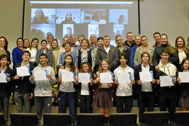 Foto | Cortesía UAM | LA PATRIA Grupo de estudiantes homenajeados junto a su padres de familia y directivos de la UAM.