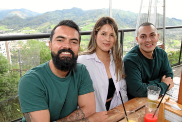 Foto | Argemiro Idárraga | LA PATRIA  Cristian Laverde, Valentina Díaz y Estiven Rivera compartieron una tarde de amigos en el restaurante Cortesana, ubicado en el barrio Milán.