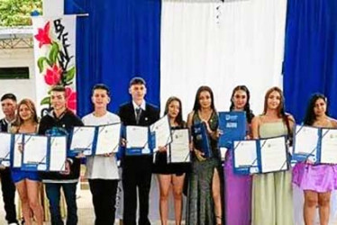 Foto | Óscar Yhony Restrepo | LA PATRIA  Grupo de jóvenes graduados y directivos que acompañaron la ceremonia.