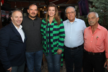 Carlos Correa Castro, Édgar Novoa López, Juana Carolina Londoño Jaramillo, Juan Manuel Londoño y José Dimás Velásquez compartieron un almuerzo en el restaurante Piamonte Coffee Express, ubicado en el Centro de Manizales.