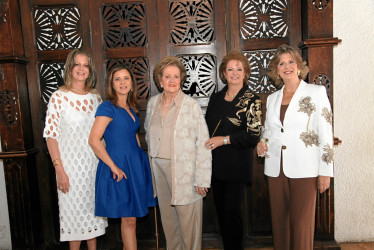 Ligia Sierra de Alzate en compañía de sus hijas: Carolina, Francina, Mónica y Claudia Sofía Alzate Sierra.