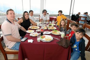 Foto | Argemiro Idárraga | LA PATRIA  Andrés López Demesa, Natalia Arias, Liliana Gómez, Ricardo Alberto Arango, Gabriel Arango, Samantha López, Esteban Arango y Alejandro Gómez compartieron un almuerzo en el Club Manizales, sede Centro.