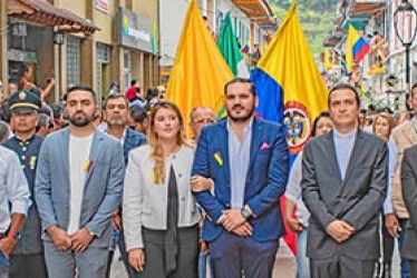 Jhon Jairo Castaño Flórez, alcalde de Neira, en compañía de Daniela Nieto Jaramillo, primera gestora, recorrieron las principales calles del municipio durante la celebración del Grito de Independencia. También participaron el gabinete municipal, autoridades locales, colaboradores de la Alcaldía, colegios y ciudadanos.