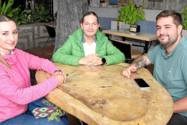 Ángela María Valencia, Juan Carlos Gallego y Alejandro Gallego compartieron un almuerzo en el restaurante El Efecto Barbacoa, ubicado en el barrio Milán.