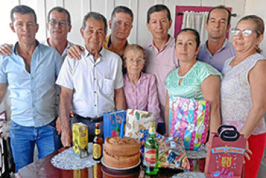 La familia Villegas Orozco celebró el cumpleaños número 92 de Ramón Villegas. La reunión familiar se organizó en la vereda Patio Bonito en Samaná (Caldas), de donde son oriundos. Ramón, es el hombre más longevo de esta zona.