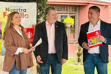 Sandra Liliana González, Henry Arias y José Norman Salazar en la entrega de los reconocimientos.