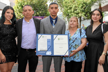 Hugo Giovanny Cacimance Ceballos se graduó de arquitecto de la Universidad Católica de Manizales. Lo acompañan en la imagen: Daniela López, Hugo Cacimance Fajardo, Míriam Arcibelly Ceballos y Daniela Cancimance.