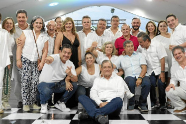 Álvaro González Alzate con sus familiares y amigos.