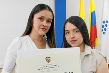 Francy Acosta y Sara Arce, esposa e hija, recibieron el diploma como magíster en Administración Pública de Jhon Fredy Arce, funcionario de la Alcaldía de Anserma asesinado en marzo pasado.