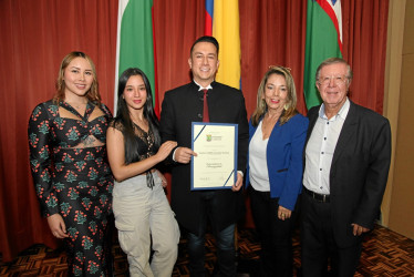 Gustavo Adolfo González Escobar se graduó como especialista en Ciberseguridad de la Universidad Católica. En la imagen lo acompañan Estefanía García, Isabella González, Gustavo Adolfo González Escobar, Gloria Lucía Escobar y Balbino González.