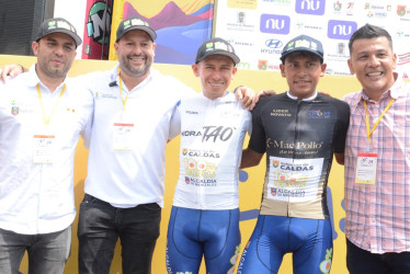 Jairo Acevedo, presidente de la Liga Caldense de Ciclismo; Andrés Duque, secretario del Deporte de Caldas; Dídier Chaparro, ciclista; Juan Felipe Rodríguez, ciclista; y Diego Fernando Espinosa , secretario del Deporte de Manizales.