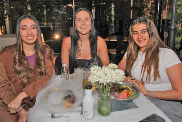 Foto | Argemiro Idárraga | LA PATRIA Isabella Yepes Vásquez (centro) compartió una cena de cumpleaños con sus amigas Sofía Robledo Santander y Daniela Feijoo Ospina en el restaurante El Dauntaun.