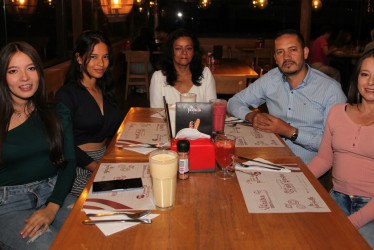 Luz Adriana de la Pava Agudelo festejó su cumpleaños con una cena en el restaurante La Farfalla junto a su familia.  Foto | Argemiro Idárraga | LA PATRIA  Yessica Andrea Cardona, Nayery Cardona, Alba Miriam Agudelo, Miguel Cardona y Luz Adriana de la Pava Agudelo.