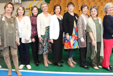 Ángela María Gómez Upegui, Carmen Elisa Giraldo, Beatriz Eugenia Hurtado, Gloria Inés Bolívar, Constanza Durán, Luz Elena Vargas, Gloria Inés Restrepo, Ana María Jaramillo y María Emilia Barco, exalumnas que cumplieron 50 años de haberse graduado del colegio Santa Inés.