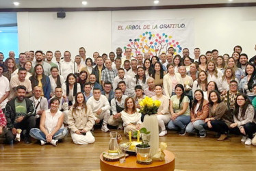 Participantes al evento centrado en la gratitud desde la meditación, reconociéndola como una poderosa práctica que invita a enfocarse en lo positivo y apreciar lo que se tiene.