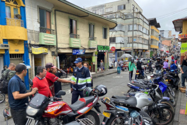 Dos agentes visitaron el sector para llegar a acuerdos con los mecánicos. 