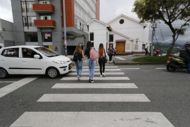 La velocidad se debe reducir al circular por una cebra y así evitar accidentes. Carros a alta velocidad se ven por el paso peatonal saliendo de la Parroquia Santísima Trinidad. 