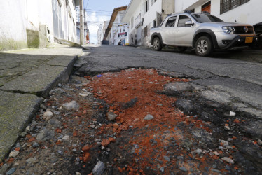 La comunidad rellenó el hueco con desechos de ladrillos. 