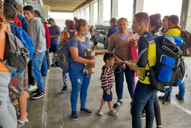 Foto | EFE | LAPATRIA    Fotografía cedida por Gustavo Guerrero de migrantes irregulares venezolanos se aglomeraron en busca de un boleto para regresar a Venezuela. El Aeropuerto Internacional de Tocumen y estamentos de seguridad realizan las tareas de coordinación para atender dignamente y preservar el orden ante la llegada masiva de migrantes.