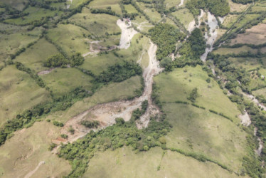 Toma aérea de derrumbes en jurisdicción de La Merced.