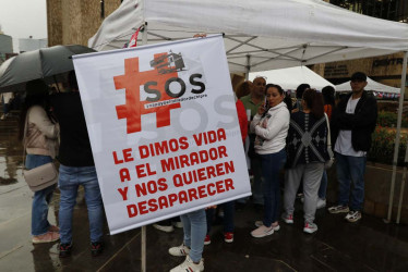 Foto | Darío Augusto Cardona | LA PATRIA  Ni la lluvia logró mover el plantón de los comerciantes de Chipre ayer. 