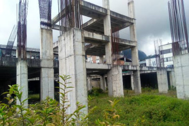 Estudiantes de la Normal de Riosucio reciben clases en el salón parroquial, ante la demora en la construcción de una nueva sede. 