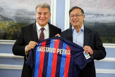 El presidente de la República, Gustavo Petro (d), recibe la camiseta del Fútbol Club Barcelona de manos del presidente del Barcelona, Joan Laporta, hoy, durante una visita a la Casa de Nariño en Bogotá.