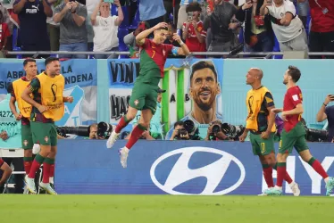 Cristiano Ronaldo de Portugal celebra con sus compañeros después de anotar el gol 1-0 desde el punto de penalti durante el partido de fútbol del grupo H de la Copa Mundial de la FIFA 2022 entre Portugal y Ghana en el Estadio 947 en Doha, Catar.