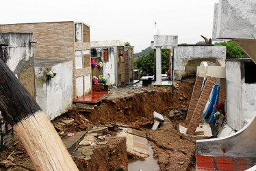 Esta imagen muestra parte de la destrucción del cementerio.