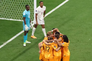 Frenkie De Jong (centro) de los Países Bajos celebra con sus compañeros de equipo después de anotar el 2-0 durante el partido de fútbol del grupo A de la Copa Mundial de la FIFA 2022 entre los Países Bajos y Catar en el estadio Al Bayt en Al Khor, Catar