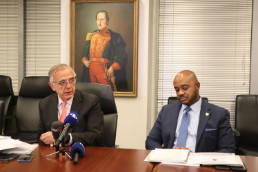 El ministro de Defensa de Colombia, Iván Velásquez (izquierda), junto al embajador de Colombia en Estados Unidos, Luis Gilberto Murillo, en un encuentro con periodistas en la embajada de Colombia en Washington (EE.UU.).