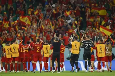 Los jugadores de España saludan a la tribuna al finalizar hoy, el un partido de la fase de grupos del Mundial de Fútbol Qatar 2022 entre España y Costa Rica en el estadio Al Zumama en Doha (Catar).