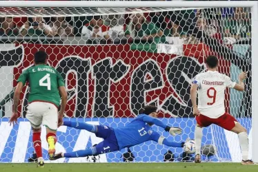 Guillermo Ochoa de México ataja un penalti a Robert Lewandowski de Polonia hoy, en un partido de la fase de grupos del Mundial de Fútbol Qatar 2022 entre México y Polonia en el Estadio 974 en Doha (Catar).