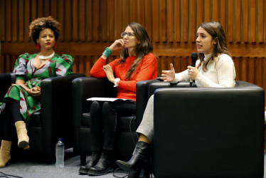 La ministra de igualdad de España, Irene Montero (d), participa en una mesa redonda con lideresas sociales, políticas y activistas, ayer, en el Centro Cultural Gabriel García Márquez, en Bogotá.