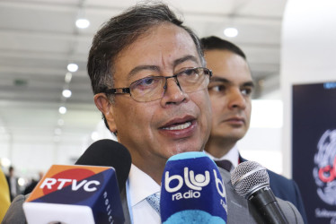 El presidente de Colombia, Gustavo Petro, atiende a los medios de comunicación durante su gira por Europa. 