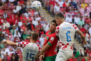 Nayef Aguerd (c) de Marruecos en acción contra Dejan Lovren (d) de Croacia durante el partido de fútbol del grupo F de la Copa Mundial de la FIFA 2022 entre Marruecos y Croacia en el Estadio Al Bayt en Al Khor, Catar.