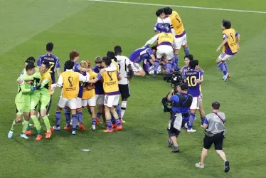 Jugadores de Japón celebran eufóricamente tras el agónico segundo gol del encuentro, que selló su victoria ante una de las selecciones favoritas a llevarse el título.