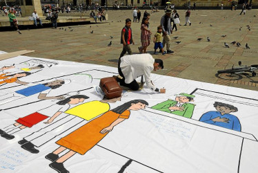 Foto | EFE | LA PATRIA Como parte de las actividades culturales y artísticas impulsadas para conmemorar este aniversario también se extendió una gran pancarta blanca en la céntrica Plaza Bolívar para que los colombianos puedan firmar y dibujar la paz con renovada esperanza para su cumplimiento.