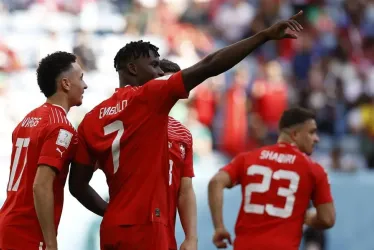 Breel Embolo de Suiza celebra después de anotar el 1-0 durante el partido de fútbol del grupo G de la Copa Mundial de la FIFA 2022 entre Suiza y Camerún en el estadio Al Janoub en Al Wakrah, Qatar