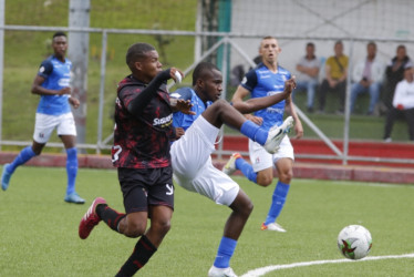 Aunque debutó en esta edición con una derrota, el Once Caldas A se adueñó del liderato de la competencia que hoy tendrá dos juegos en la auxiliar y mañana cinco en Villamaría.