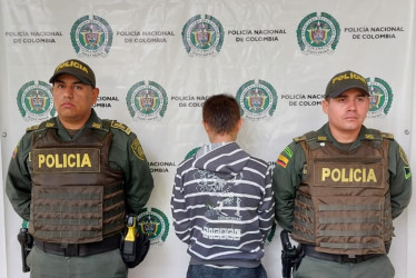 El hombre, de 30 años, fue sorprendido en estado de embriaguez y golpeando a su madre. 