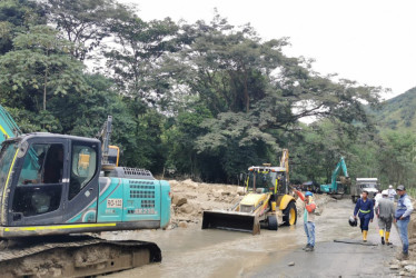 Foto | Cortesía Pacífico Tres | LA PATRIA  A las 4:00 p.m. la Concesión Pacífico Tres informó que seguían removiendo piedras y tierra.