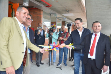 El ministro de Educación recorrió las instalaciones y compartió con los estudiantes. 