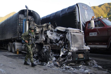 Foto | EFE | LA PATRIA   Los dueños de los tractocamiones han ordenado a sus conductores no separarse de sus carros para evitar saqueos o que los desvalijen, ya que el seguro no cubre ese tipo de delitos.